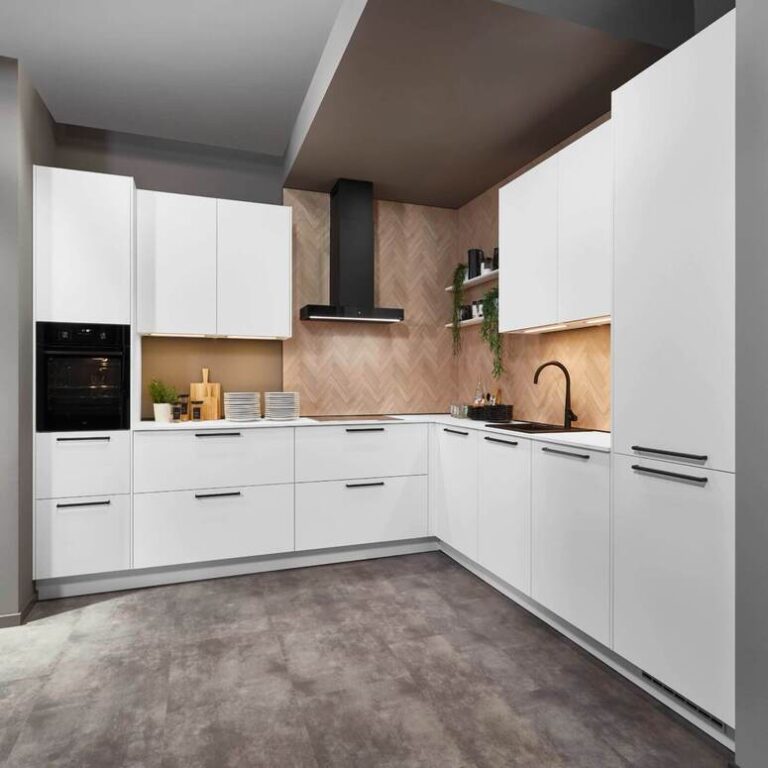 Weiße Eckküche mit Holzrückwand Weiße Eckküche mit grifflosen Fronten, Holzrückwand und schwarzer Dunstabzugshaube – Küchenberatung Koblenz