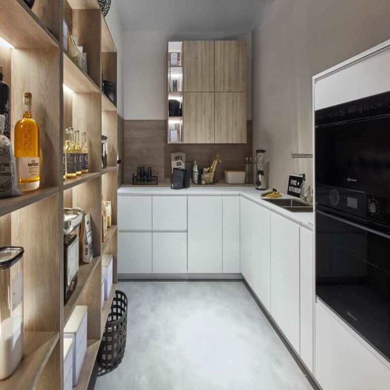 Moderne weiße Küche Moderne weiße Küche mit Hochschränken, Holzregal und schwarzen Einbaugeräten – Küchenberatung Koblenz