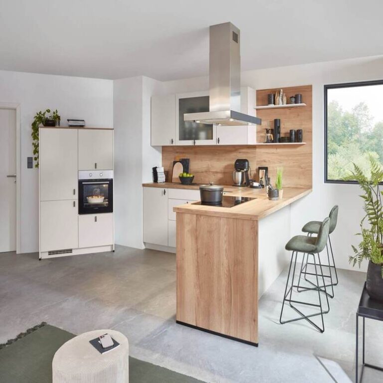 Offene Küche mit Holztheke – Küchenberatung Koblenz Offene Küche mit Theke aus Holz, Barhockern und Insel-Dunstabzugshaube