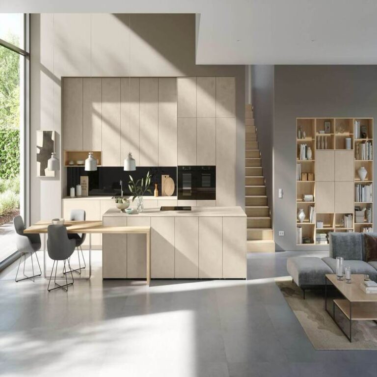 Offene Küche mit Wohnbereich Offene moderne Küche in Beige mit Kochinsel, Essplatz und angrenzendem Wohnbereich – Küchenberatung Koblenz